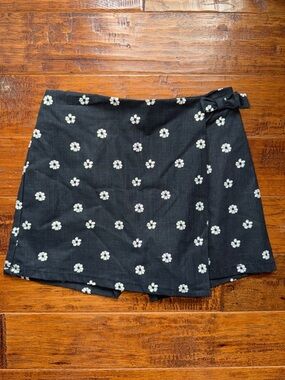Nicole Miller Black Wrap Skort with White Daisy Print, size 10